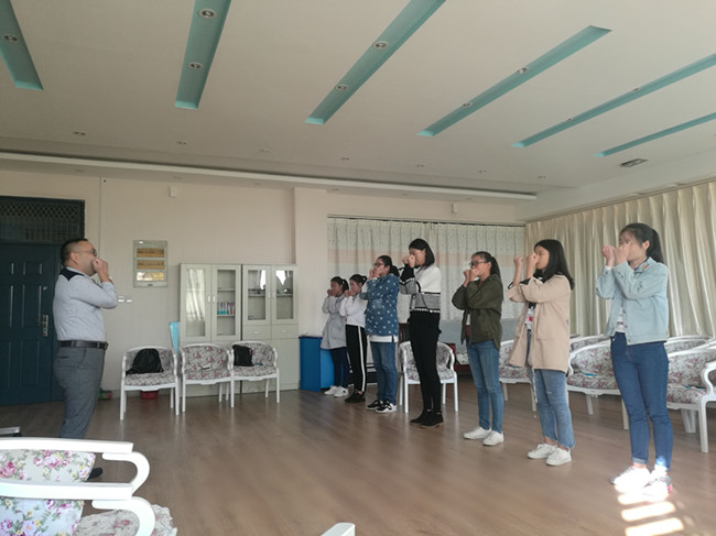 淮阴师范学院王兆轩老师在带领大家做破冰活动