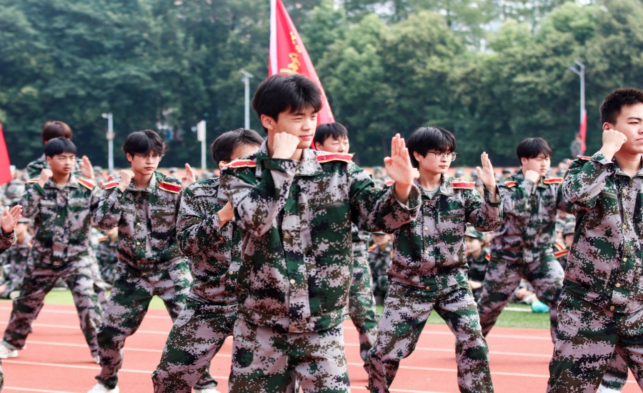 2025年学校新生军训汇报总结...