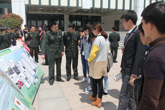 军官向大学生介绍征兵政策